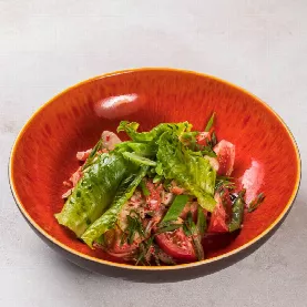 Салат с крабом, томатами и стручковой фасолью