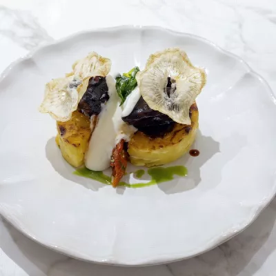 Томлёные говяжьи щёки с картофельным гратеном и соусом Марне